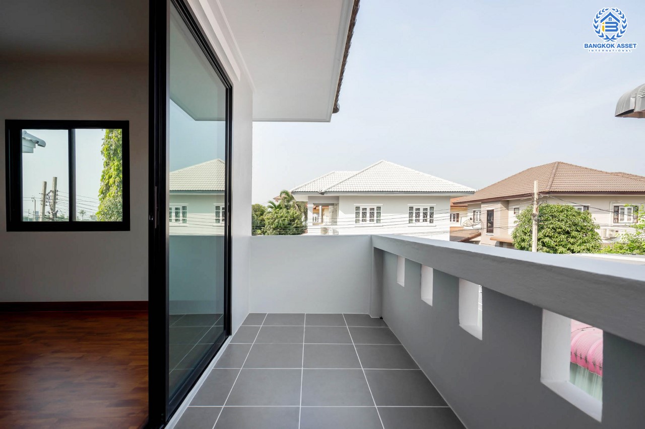 บ้านมือสองตกแต่งใหม่ ม.ลภาวัน9 ชัยพฤกษ์-ปากเกร็ด โซนต้นโครงการ เดินทางสะดวก เนื้อที่ 54.7 ตร.ว. ฟังก์ชั่น 3 ห้องนอน 2 ห้องน้ำ 2 ที่จอดรถ ภายในกว้างห้องครัวขนาดใหญ่ ตอบโจทย์คนรักการทำอาหาร บนทำเลที่ดีที่สุด! เชื่อมต่อเมือง ใกล้เซ็นทรัลแจ้งวัฒนะ และรถไฟฟ้าสายสีม่วง "สถานีบางพลู"